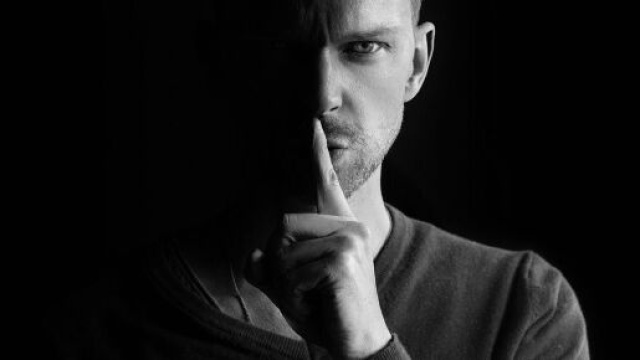 Uomo che zittisce l'interlocutore © Pixabay