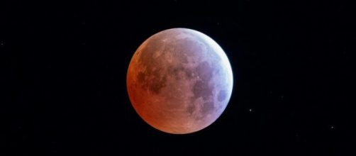 La Luna in primo piano nel firmamento © Pixabay.