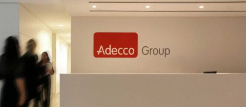 Postazione con logo Agenzia Adecco © Adecco