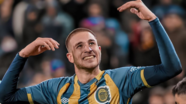 Agust&iacute;n M&oacute;dica con la maglia del Rosario Central &copy; profilo Instagram agussmodica9