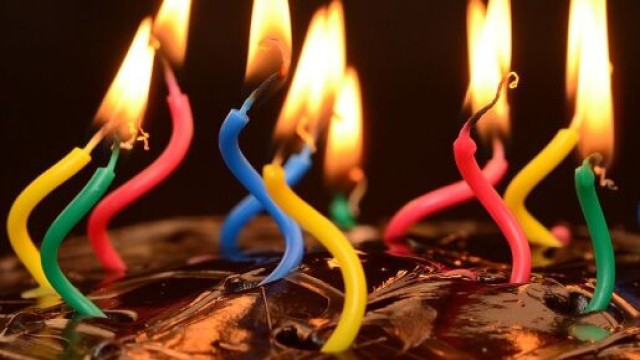 Delle candeline accese (©pixabay.com)