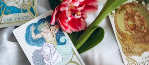 Carte dei tarocchi con fiore--© Pexels.