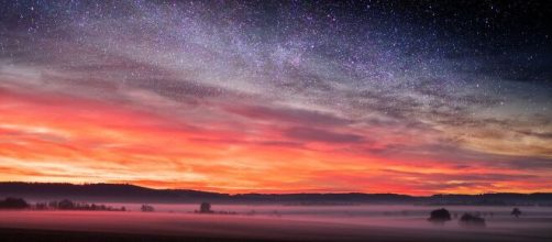 Cielo stellato e un tramonto (© Pixabay).