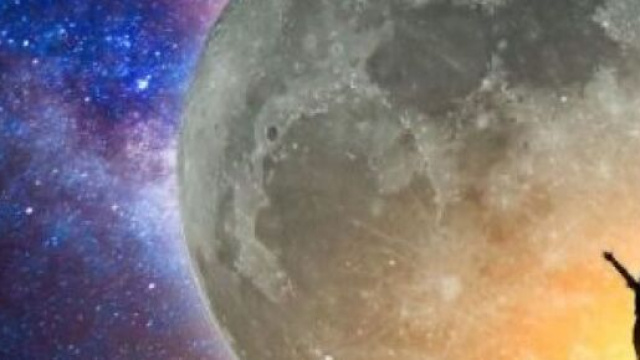 Figura che osserva la luna e le stelle dell'oroscopo © Pixabay