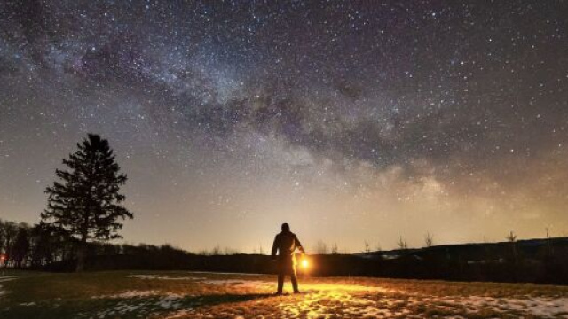 Uomo sotto il cielo stellato © pixabay