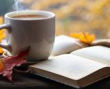 Cappuccino con libro aperto - © Pixabay.