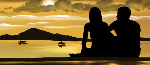 Coppia scruta il tramonto - © Pixabay.