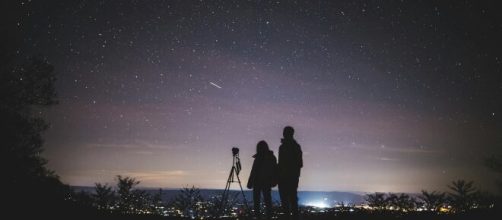 Coppia che osserva le stelle - © Pexels.