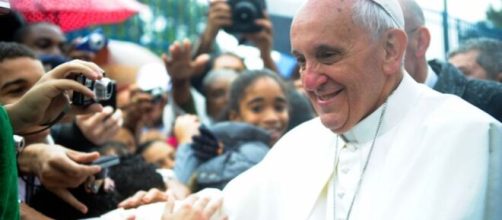 Papa Francesco visita una favela in Brasile- © Immagine di Wikipedia