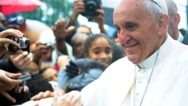 Papa Francesco visita una favela in Brasile- © Immagine di Wikipedia