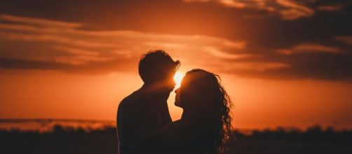 Coppia innamorata al tramonto- © Pexels.