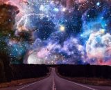 Strada sotto un cielo stellato (© Pixabay).