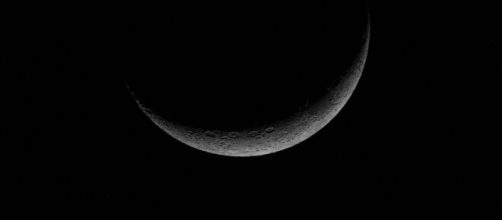 Luna a metà appena visibile-© Pexels.