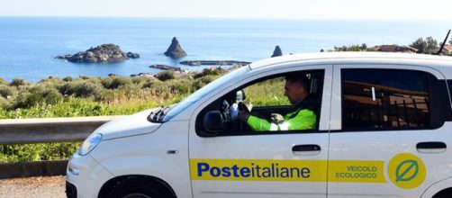 Portalettere con mezzo aziendale - © Poste Italiane.