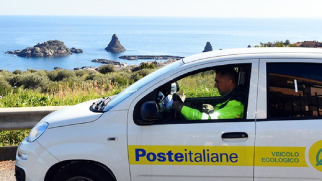 Portalettere con mezzo aziendale - © Poste Italiane.