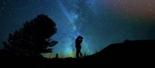 Bacio sotto le stelle © pixabay