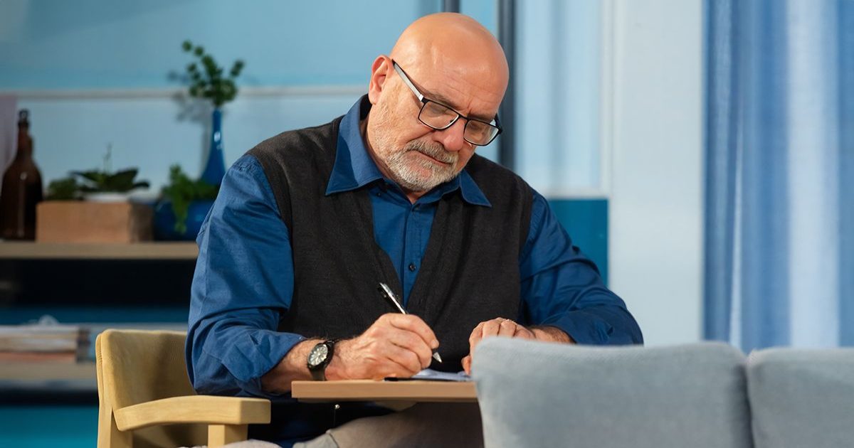 Un posto al sole, anticipazioni al 2 maggio: Rosa scopre una lettera  nascosta nei libri