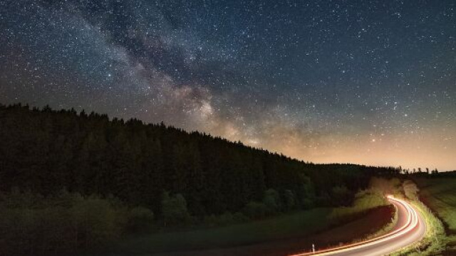 Strada illuminata sotto un cielo di stelle (©pixabay.com)
