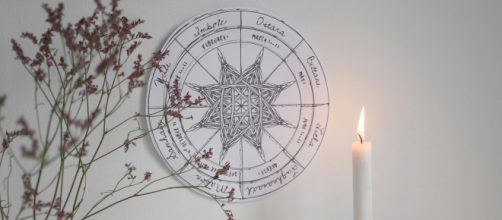 Ruota dello zodiaco con candela - © Pexels.