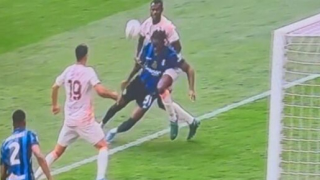 Contatto Bisseck N'dicka in Inter-Roma. Foto &copy; Dazn