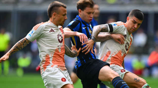 Nicolò Barella con Angelino e Gianluca Mancini. Foto © Inter