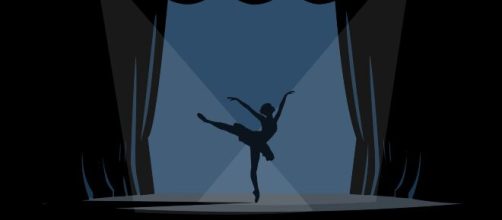 Ballerina su sfondo palcoscenico © Immagine di Pixabay