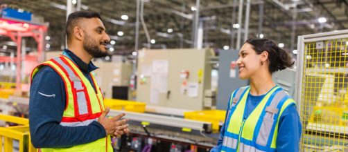 Lavoratori in un magazzino Amazon - © Amazon.