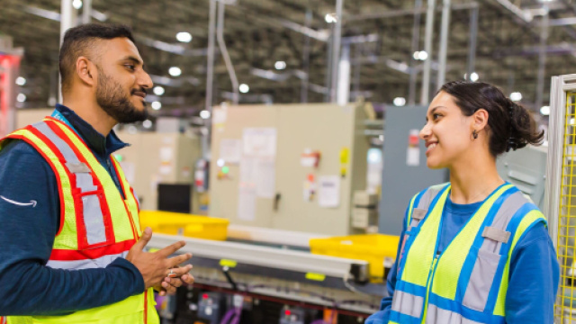 Lavoratori in un magazzino Amazon - © Amazon.