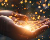 Mani che raccolgono scintille di luce - © Pixabay