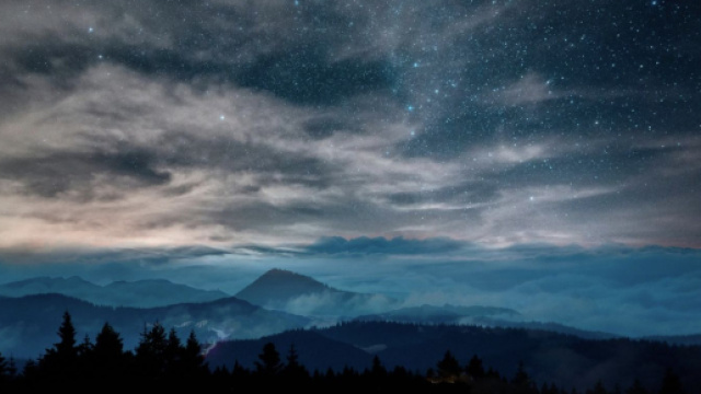 Cielo stellato sopra le montagne © pixabay
