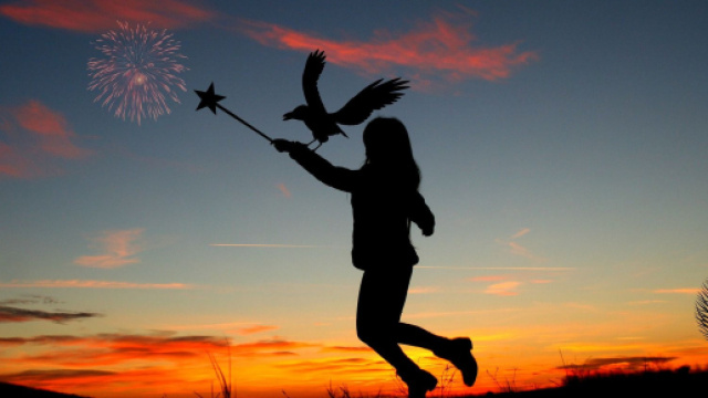 Sagoma di bambina con bacchetta magica e corvo © Pixabay