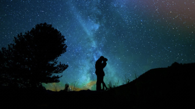Bacio sotto le stelle - © Pixabay.