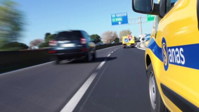 Automobile con logo Anas © Anas