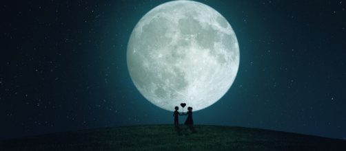 Luna piena con cielo stellato e coppia innamorata - © Pixabay