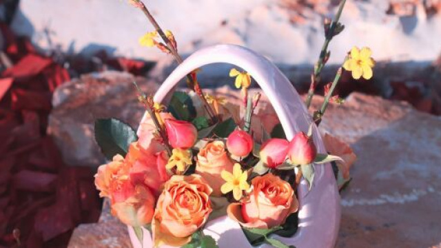 Cestino pasquale con rose rosa e arancio © Pixabay
