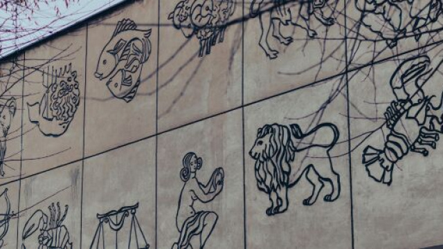 Parete con disegnati segni zodiacali- © Pexels