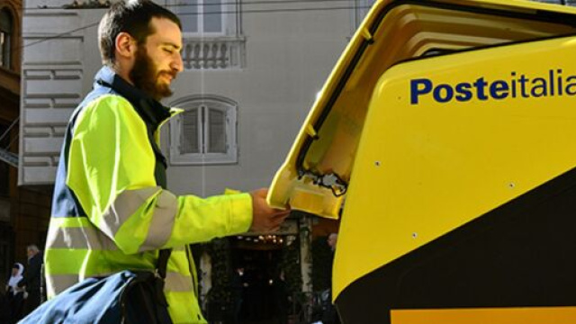 Un postino all'opera - Foto © Poste Italiane.