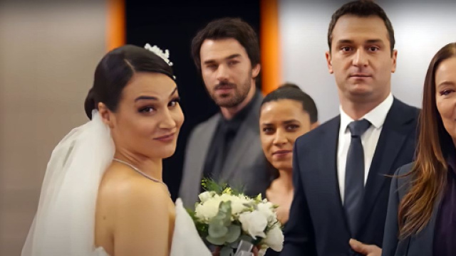 Yeşim (Asena Girişken) nel giorno del suo matrimonio © Aldatmak (Tradimento).