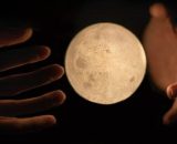 Mani con Luna piena - © Pixabay