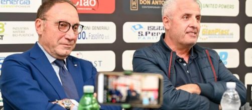 A destra Il presidente Raffaele Stella a sinistra il capo dell'ufficio stampa molosso Nello Ferrigno. Fonte:Nocerina calcio