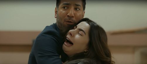 Kahraman (Berkay Ateş) abbraccia Oylum (Feyza Sevil Güngör) in lacrime © Tradimento Aldatmak - Mediaset