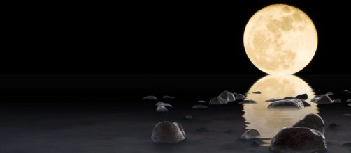 Luna piena riflessa nell'acqua (©pixabay)