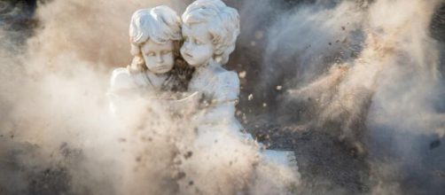 Statue di due angeli - © Pexels.