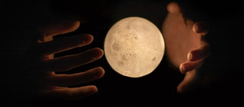 Mani con Luna piena - © Pixabay