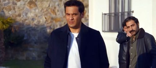 Tolga (Caner Şahin) e i suoi uomini © Tradimento Aldatmak - Mediaset.