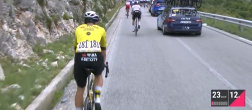 Wout van Aert in difficoltà al Giro d'Italia - © Screenshot Eurosport