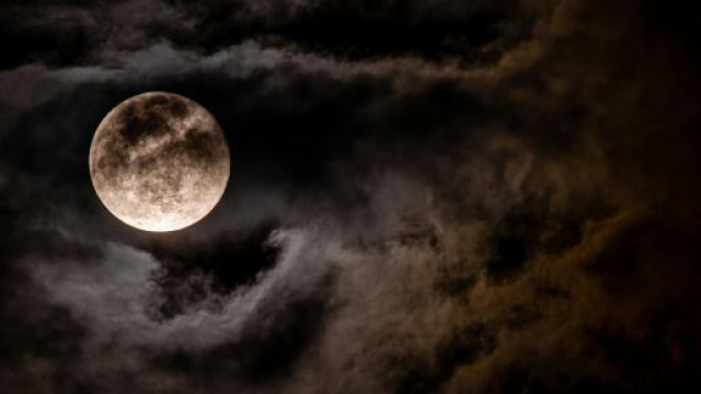 Luna piena tra le nuvole - © Pexels