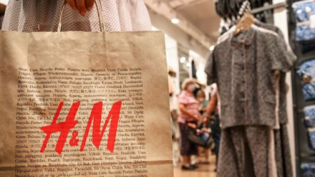 Punto vendita e shopper con logo H&M &copy; H&M.
