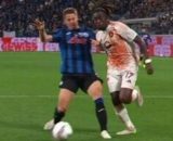 Mario Pasalic e Manu Konè nel contatto da presunto rigore in Atalanta-Roma. Foto © Sky Sport