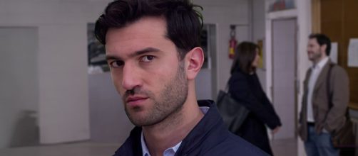 In primo piano, Damiano Renda (Luigi Miele). Sullo sfondo, Viola (Ilenia Lazzarin) e Marco Restucci (Rocco Tedeschi) © Un Posto al Sole – Rai.